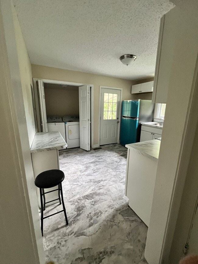 Building Photo - Cozy 2 Bedroom/ 1 Bath Cottage in West Nas...