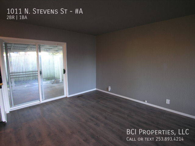 Building Photo - This beautiful 2 bedroom, 1 bath home is m...