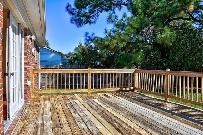 Building Photo - 3 BDRM / 2.5 BATH with FENCED BACKYARD - WINDSOR WOODS!