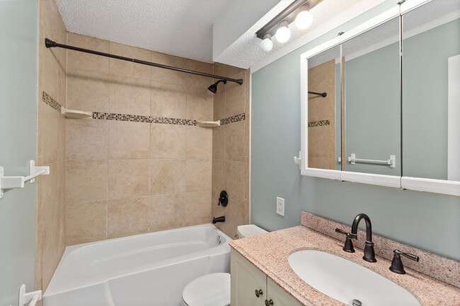 Building Photo - 618 E Johnston St