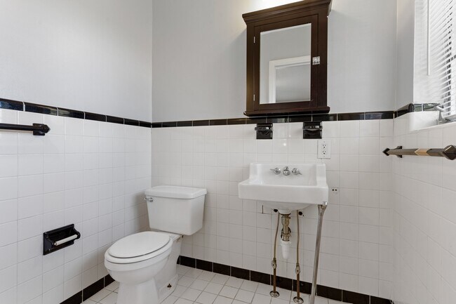 Building Photo - 603 Bitsy Ln