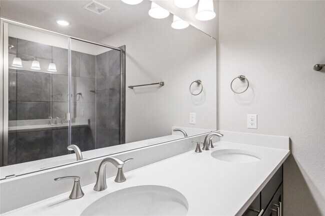 Building Photo - Gorgeous Townhouse for rent in North Fort ...