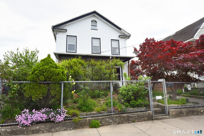 Building Photo - 114 Jones Ave