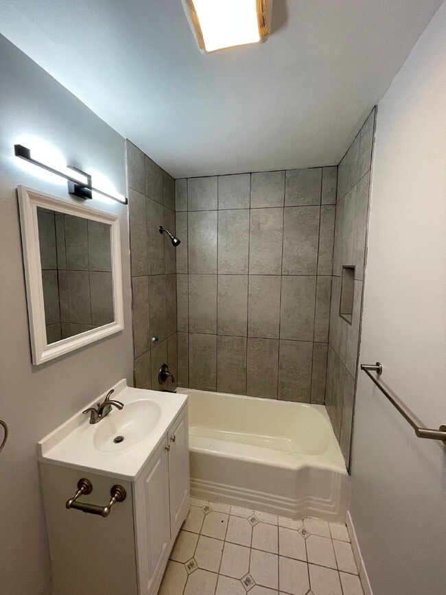 Building Photo - Renovated 2 bed 1 bath apartment in South Side!