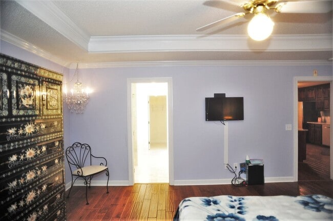 Building Photo - Updated Stunner