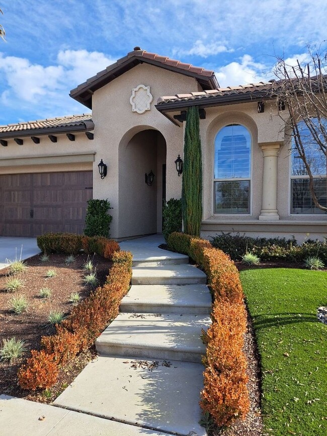 Building Photo - Beautiful 4 Bedroom Home In Clovis!