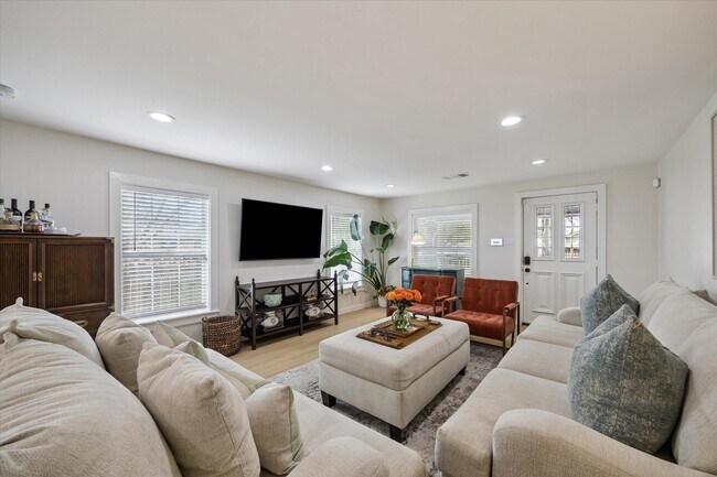 Building Photo - 1410 E 32nd 1/2 St