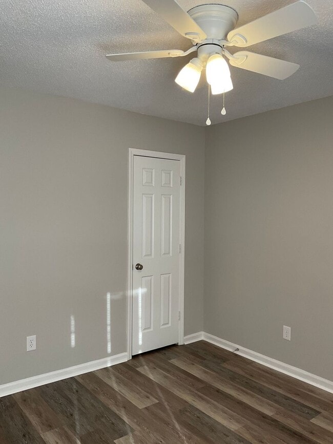 Building Photo - Available Now !! Two bedroom one bath apartment in Gastonia!