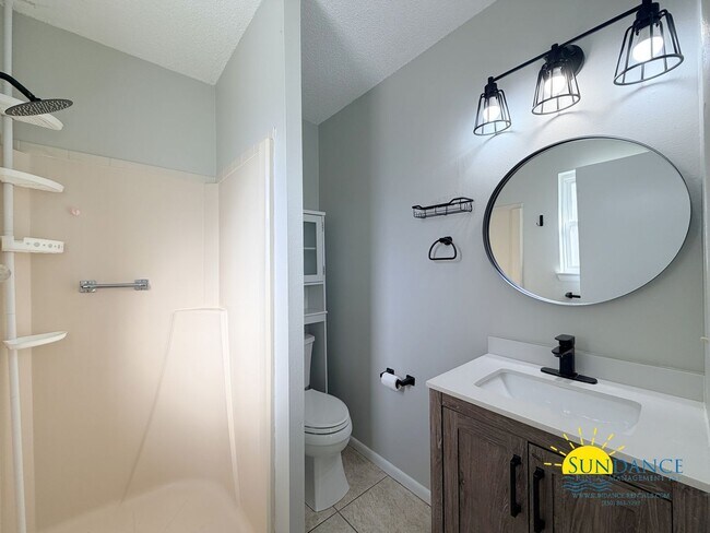 Building Photo - 4 miles from Hurlburt Field, 3 Bedroom beautiful home!