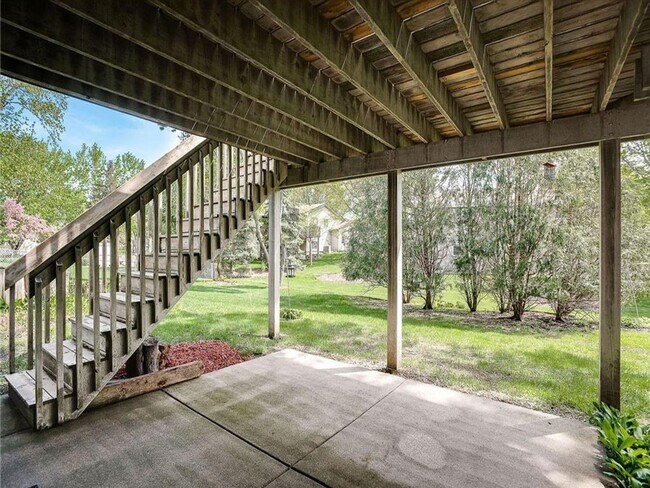 Building Photo - Spacious 4+ Bedroom with Vaulted Family Room, Fireplace, Panoramic Views, Bonus Room, Pets OK!