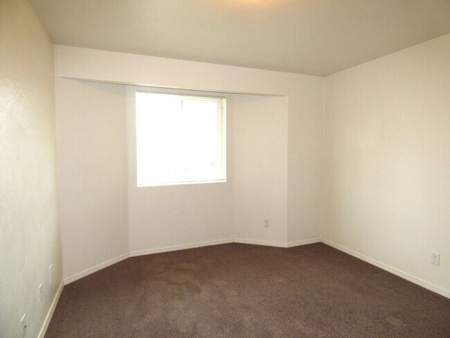 Building Photo - Rent Special: FREE June's Rent - 2 Bedroom 1 Bath Unit NE Salem!