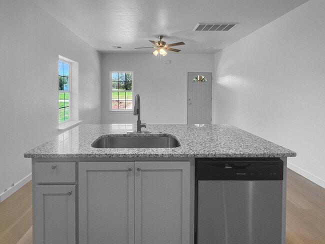 Building Photo - 2107 SW McKinley Ave
