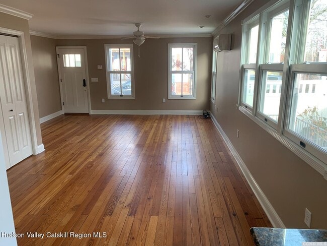 Primary Photo - 233 Robinson St