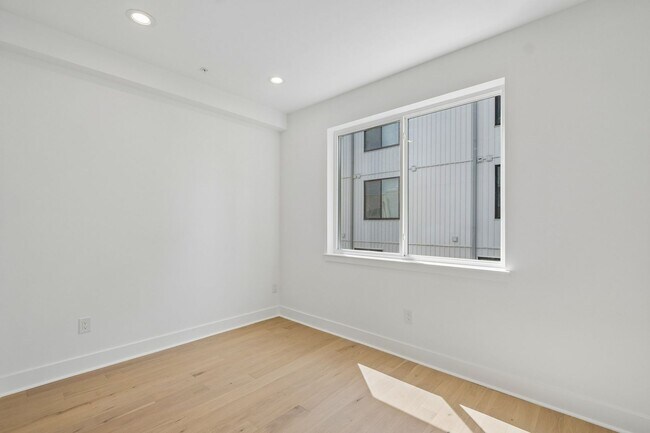Building Photo - 1518 N Darien St