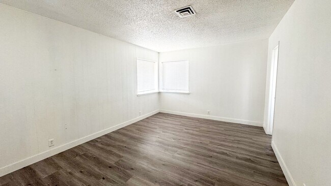 Building Photo - 50 Shadow Ln