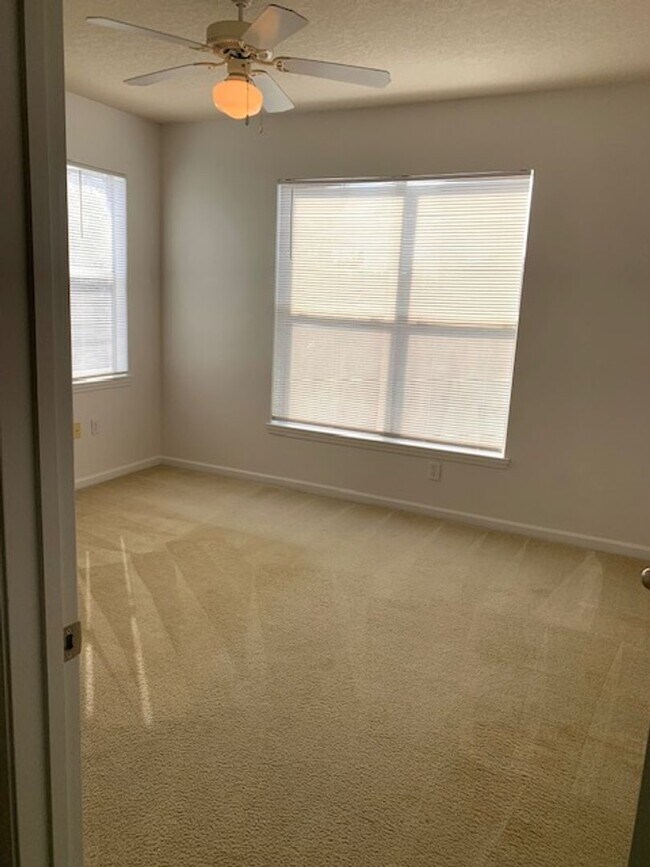 Building Photo - Condo for rent - 3rd floor in gated community