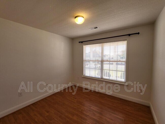 Building Photo - 5 Feldspar Ln