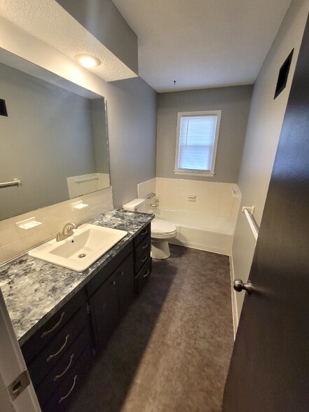 Building Photo - 1633 N Rogers St