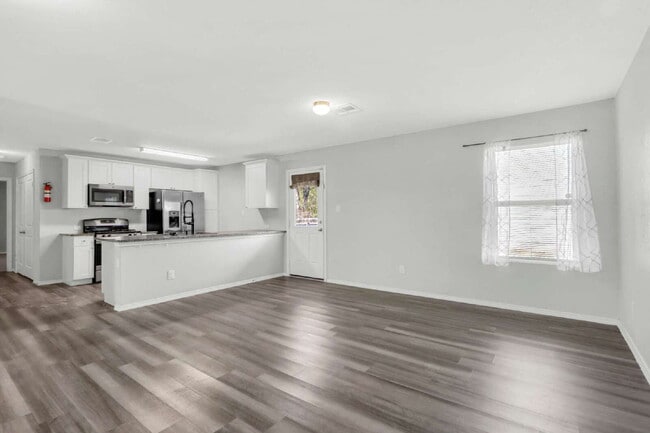 Building Photo - "Charming 3-Bedroom, 2-Bath Home Retreat with Solar Panels! 10% off for active service members!"