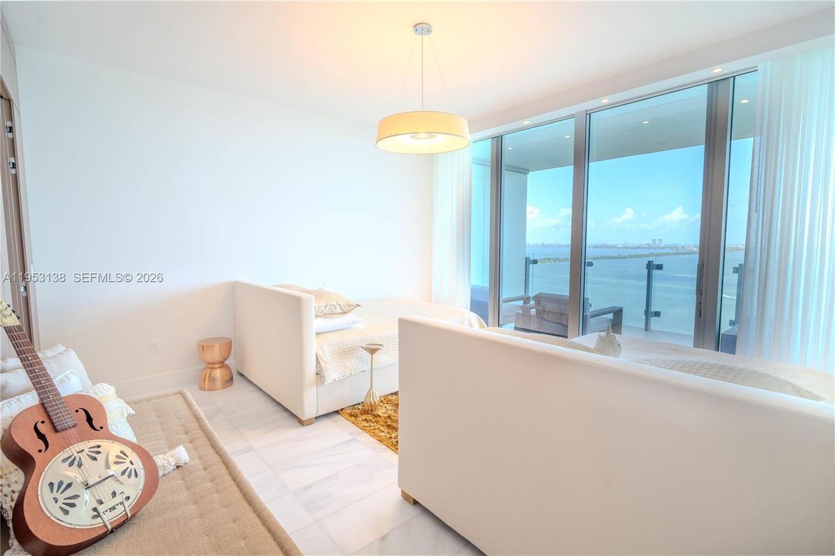 Building Photo - 700 NE 26th Terrace