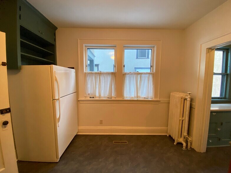 Building Photo - 589 Lincoln Ave