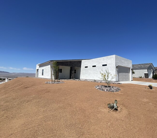 Building Photo - Beautiful Contemporary home with panoramic views! Community pool and club house use included.