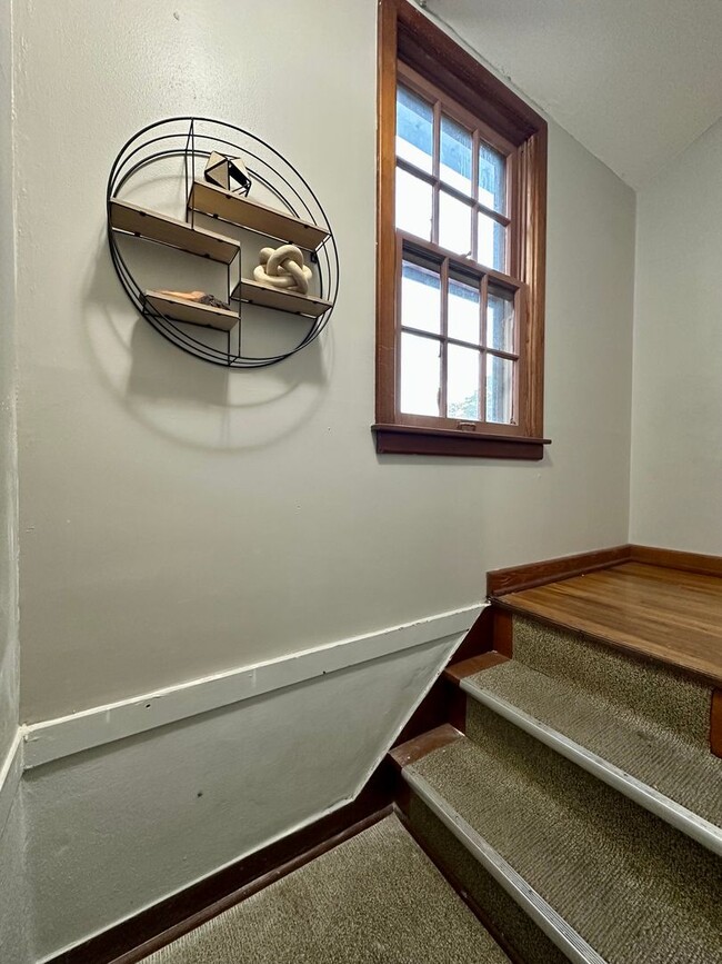 Building Photo - 4 Bed, 1.5 Bath Home for Rent in Waterloo ...