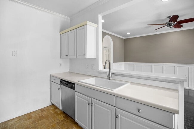 Building Photo - 4 Bedroom 2 Bath Townhouse in Pelham