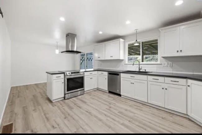 Building Photo - Elegant 4-Bedroom Home on a Corner Lot in ...