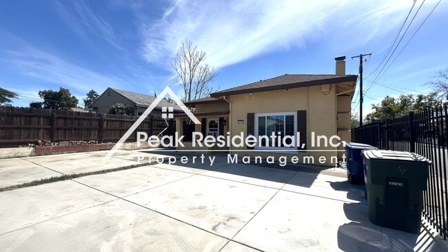 Building Photo - Charming 2bd/1ba Duplex- 5 Minutes From UC...