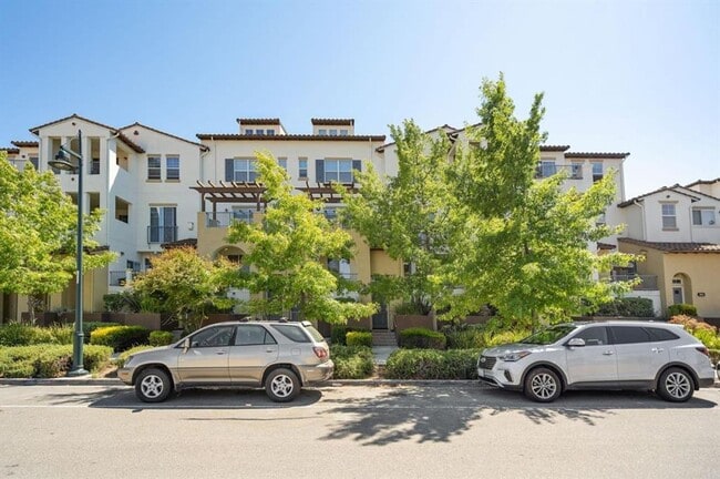 Building Photo - Gorgeous 2 Bed 2 Bath Dublin Townhome with Amenities! Centrally Located!
