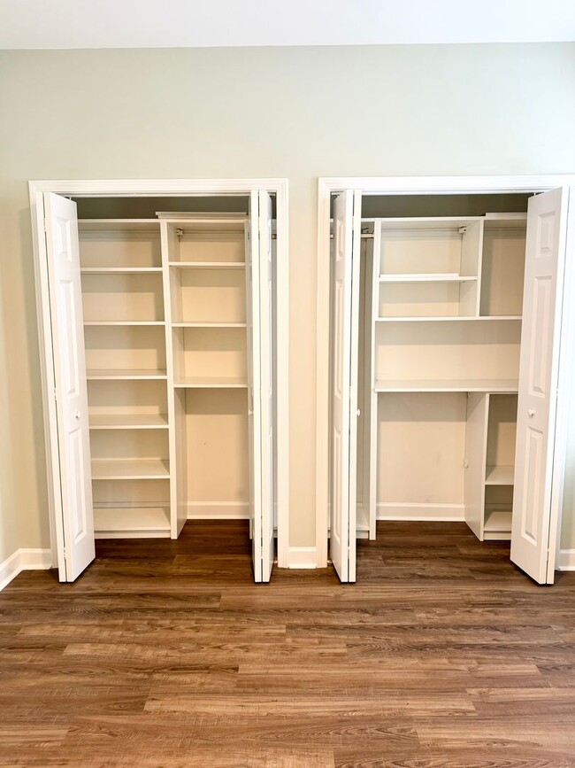 Building Photo - Upscale Townhome in Market Common! MOVE-IN READY!