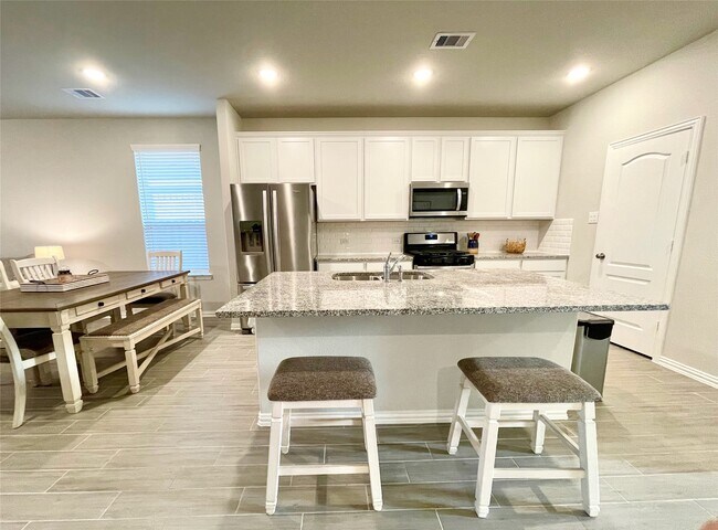 Building Photo - 8319 Divot Trce