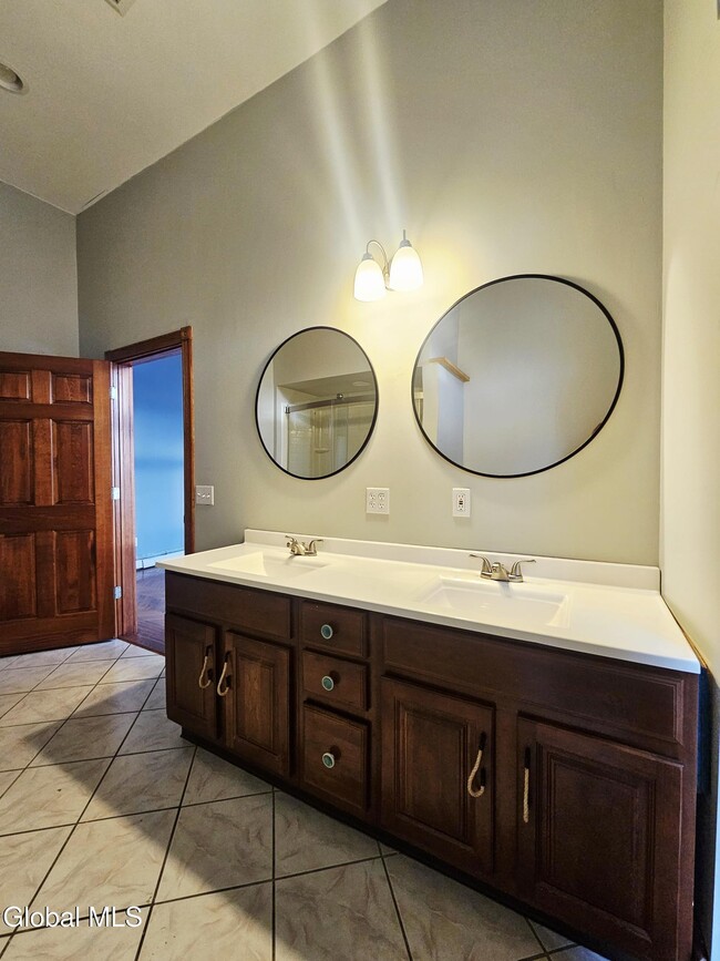 Building Photo - 305 Main St