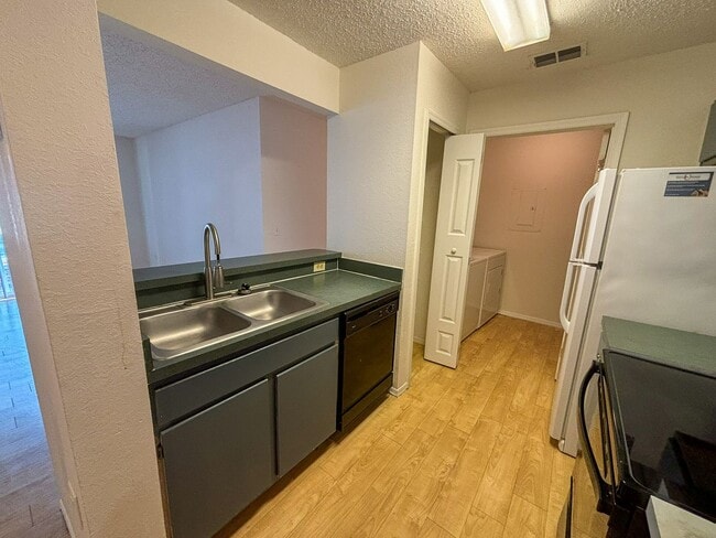 Building Photo - Windsor Park #515 - Pet Friendly!