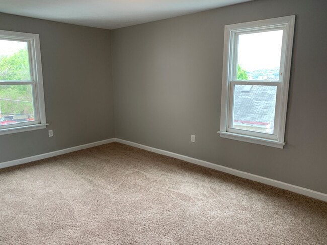 Building Photo - 3 Bedroom House in Southside Slopes with Off Street Parking Spot