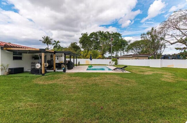 Building Photo - 2648 NW 9th Ln