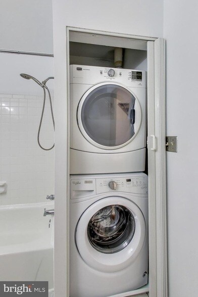 Building Photo - 1639 Carriage House Terrace