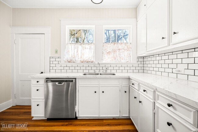 Building Photo - 2301 Hill St