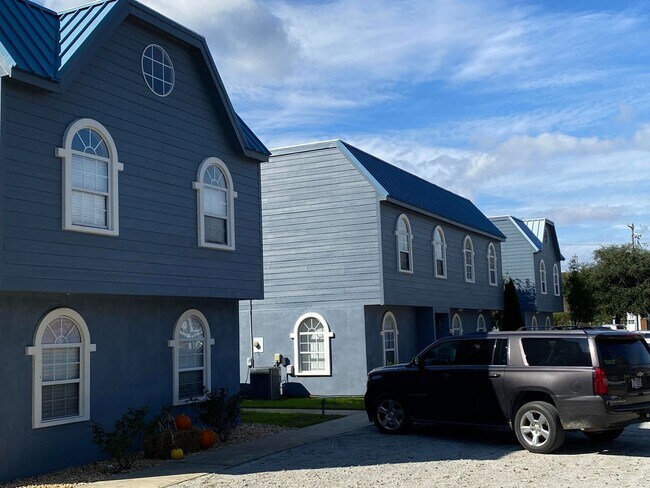 Building Photo - 2 bedroom 1.5 bath Condo