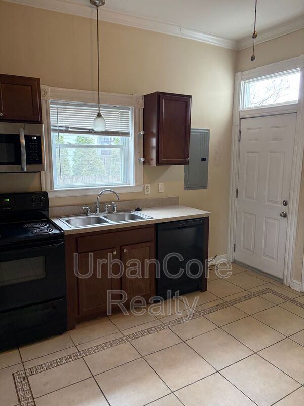 Building Photo - 2410 Cedar St