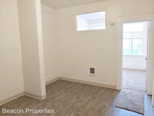 Building Photo - 498 25th St