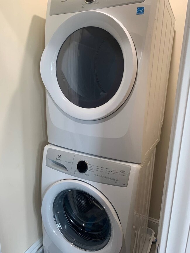 Building Photo - 29 Elk St