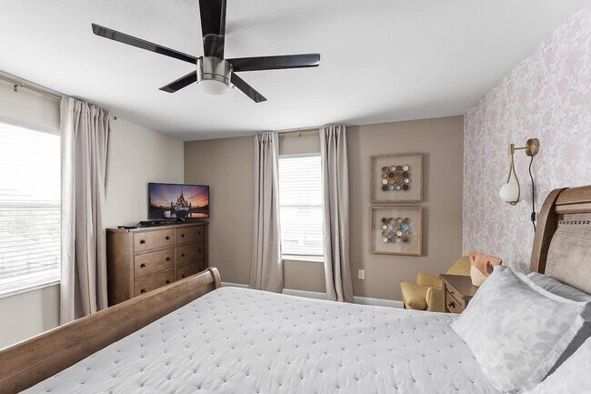 Building Photo - 4702 Sleepy Hollow Dr