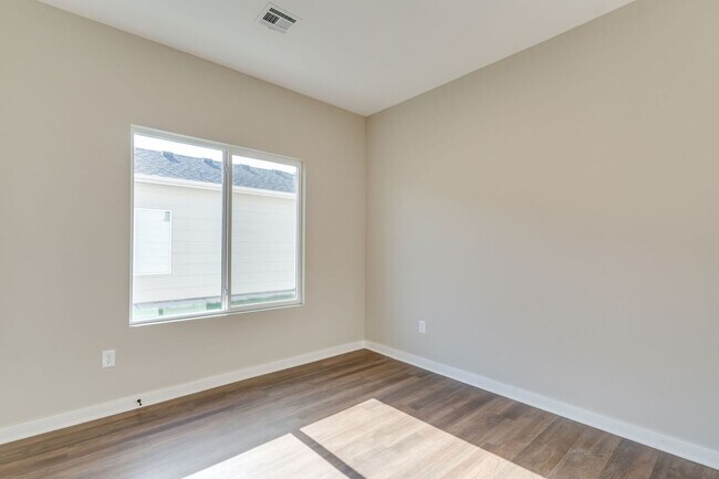 Building Photo - Area151-Cromwell Plan MODEL UNIT