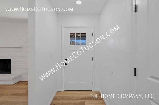 Building Photo - 7461 E Victoria Dr