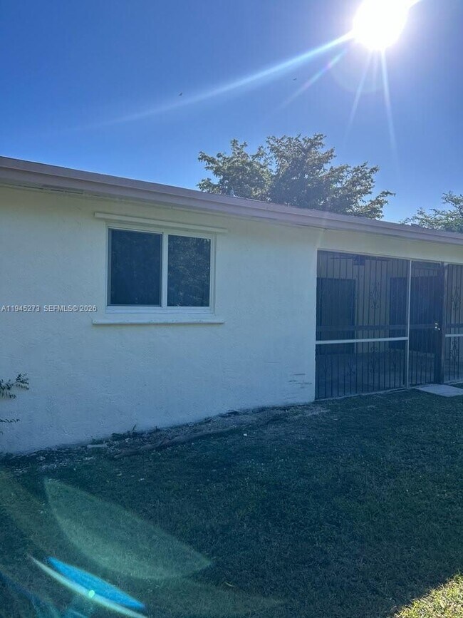 Building Photo - 17330 SW 109th Ave