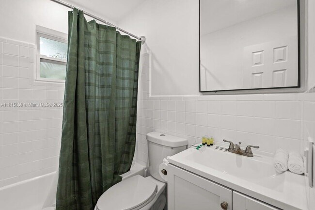 Building Photo - 817 Tequesta St