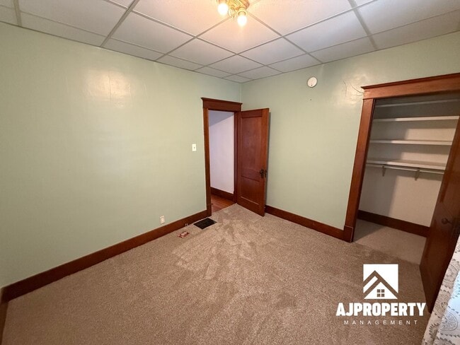Building Photo - 821 N Prairie Ave