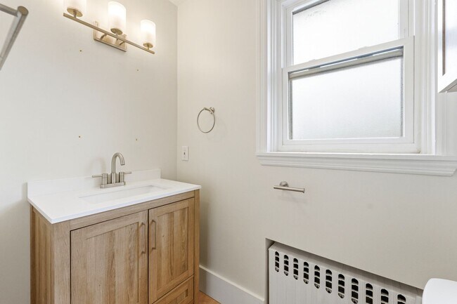 Building Photo - Beautiful, Newly Updated 3 Bedroom/1.5 Bath on quiet street near Pittsburgh's North side. AVAILAB...